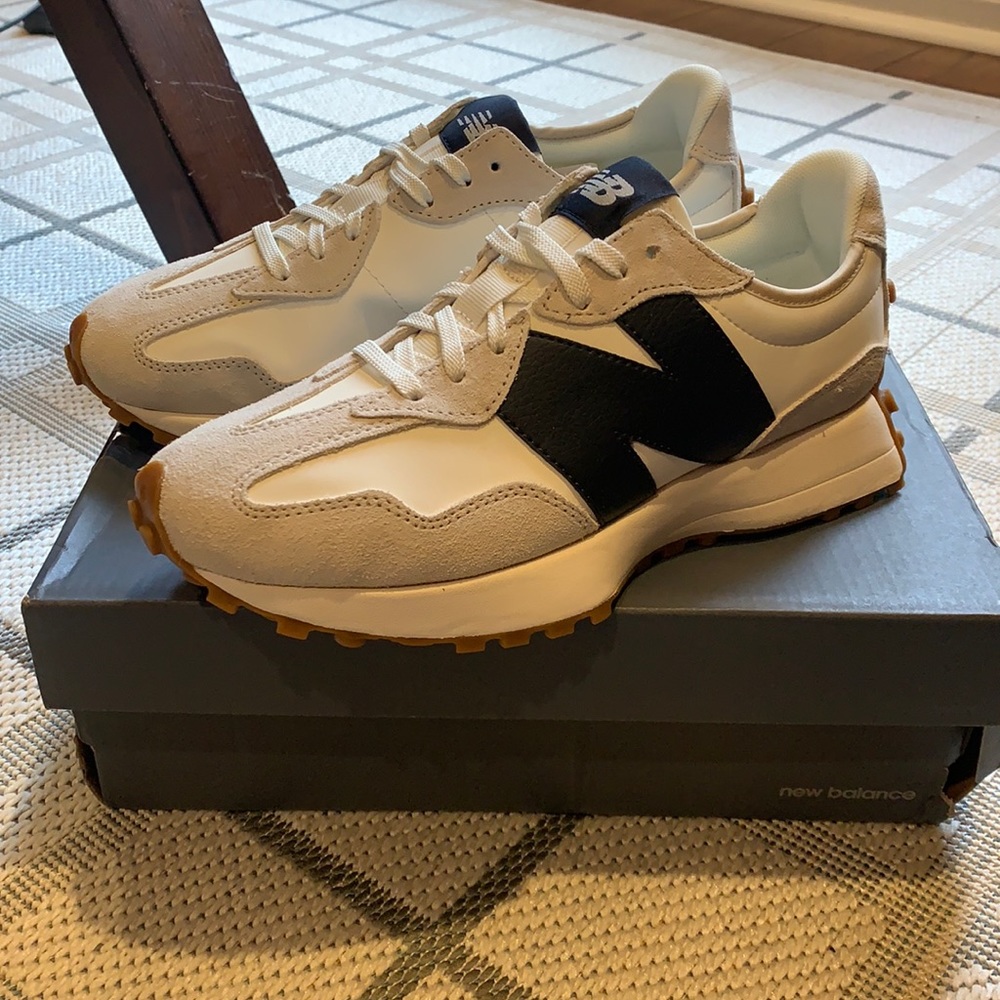 New Balance 327 Women’s Sz 9 USA NEW Never Worn